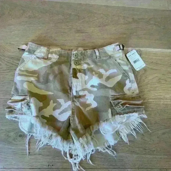 Free People We the Free Desert Tan Camouflage Cargo Shorts. SZ 6. NWT - Picture 10 of 10